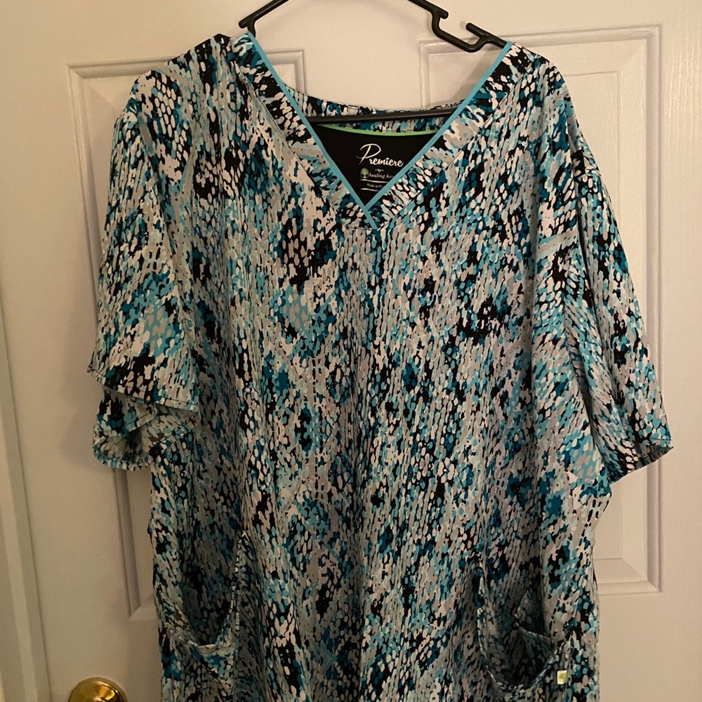 Set of 2 plus size premiere scrub tops